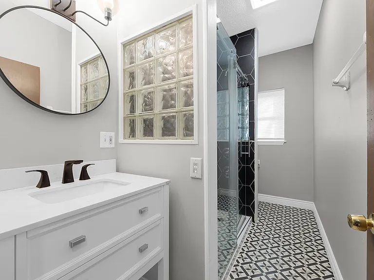 1635 Oak St #1635 — Photo 30