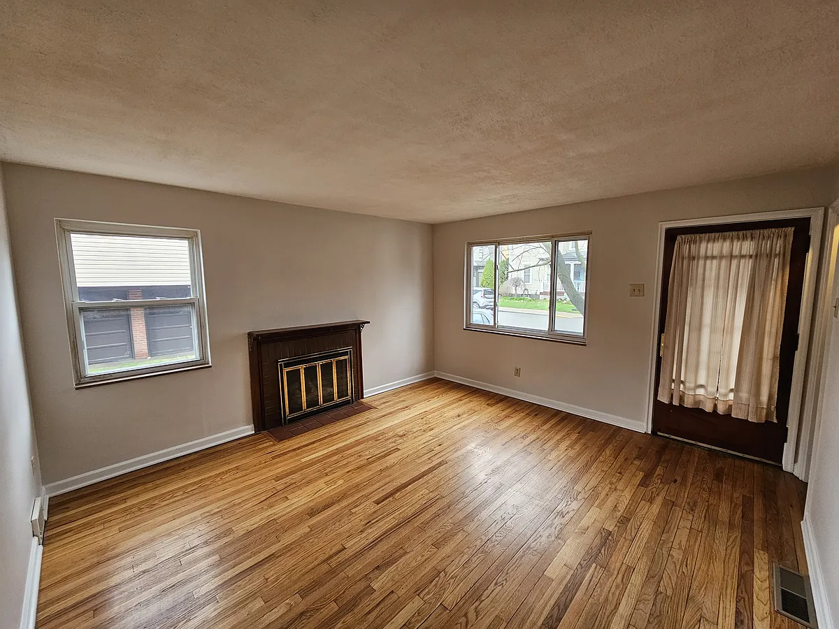 Building Photo - 385 Laura St #1