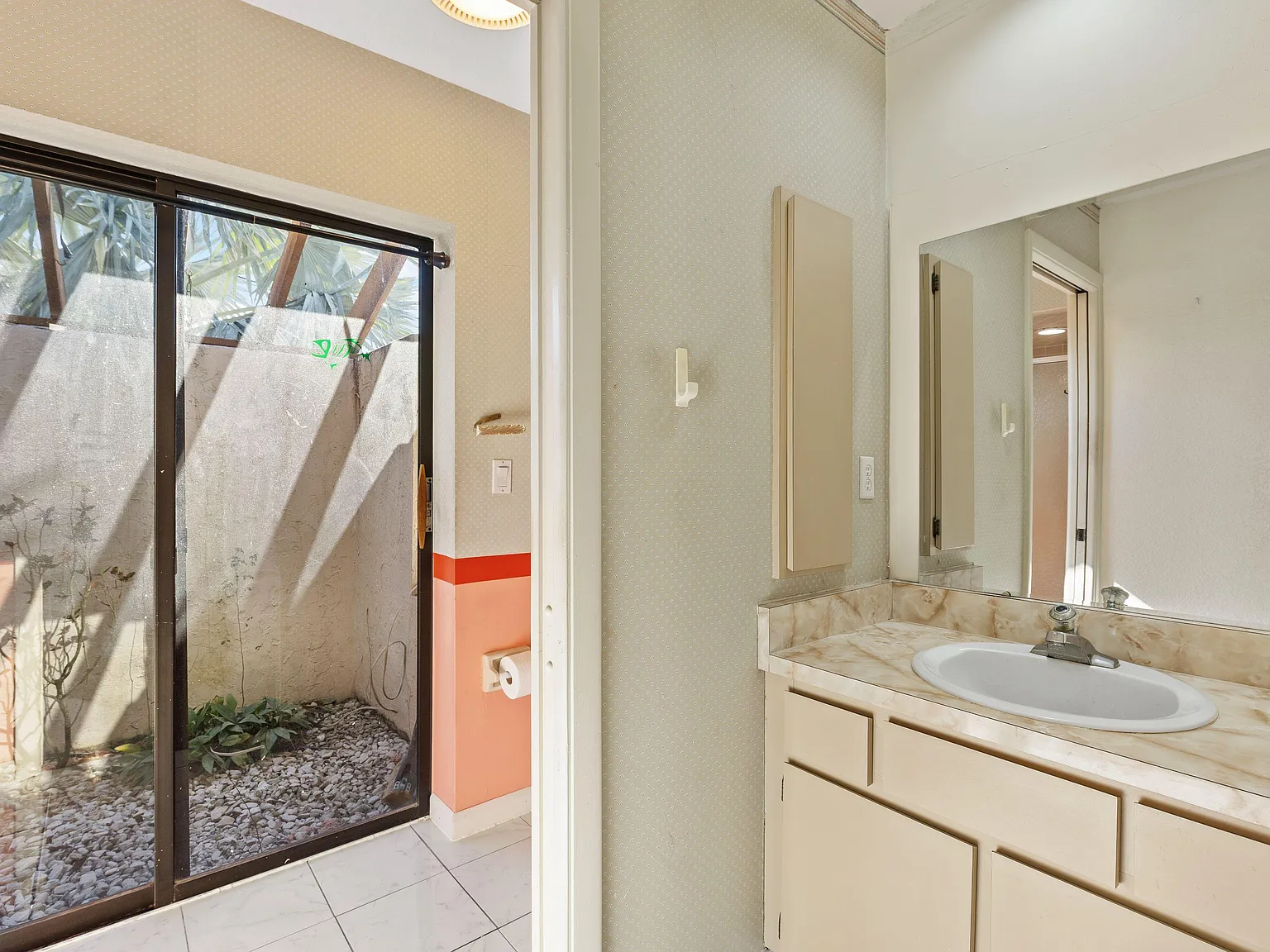 4 bed, 2.0 bath, 1942 sqft, $1,139 — Photo 3