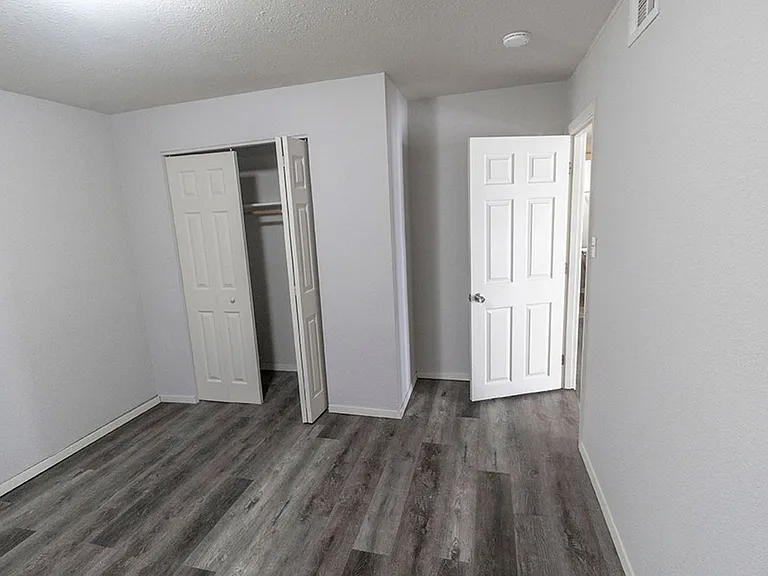 215 N West Blvd — Photo 23