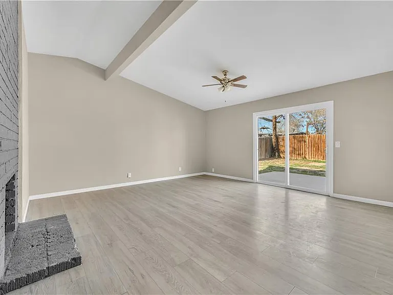 1041 W Avenue H2 — Photo 3