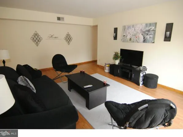 905 Meadow Woods Ln, Lawrence Township, NJ 08648