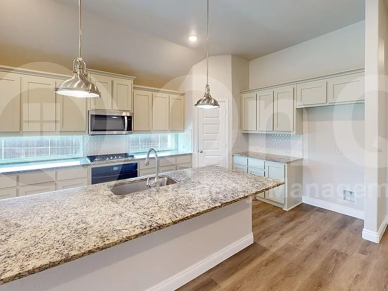 204 Rosewood Dr — Photo 4