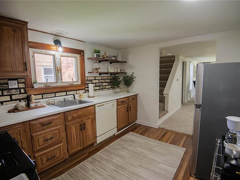 1528 Stepney St — Photo 3