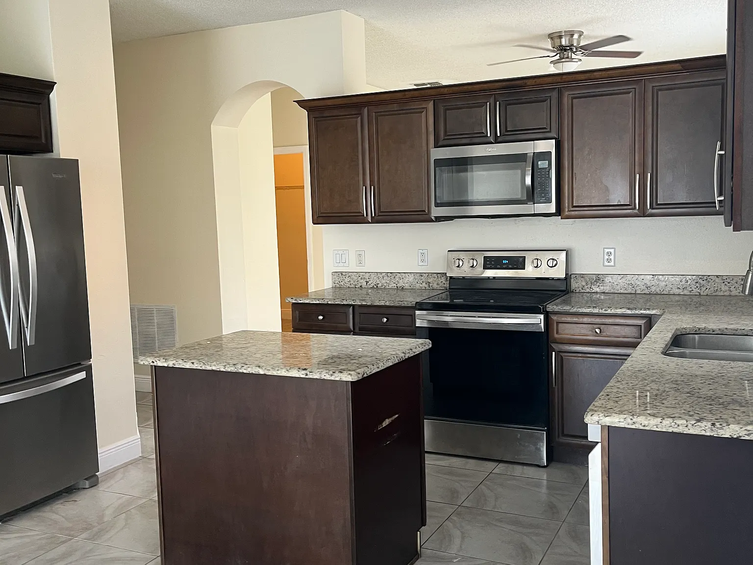 4 bed, 1972 sqft, $2,495 — Photo 3