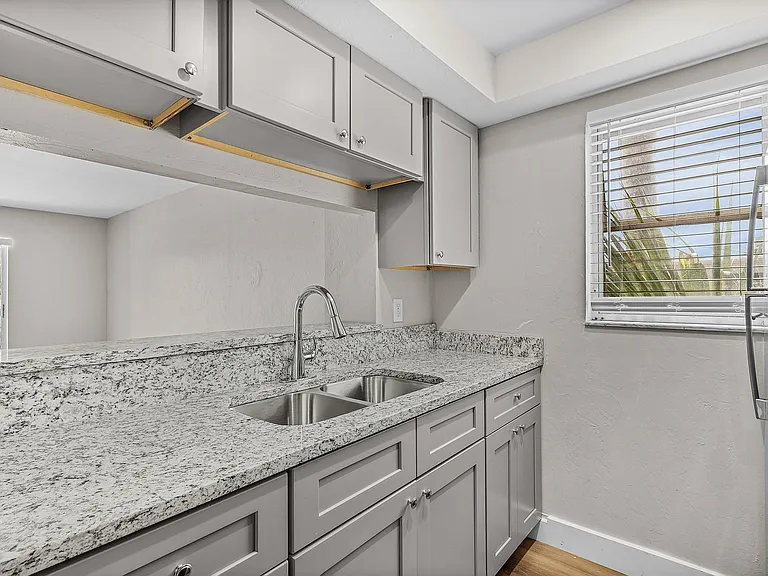 1917 Maravilla Ave #23 — Photo 11