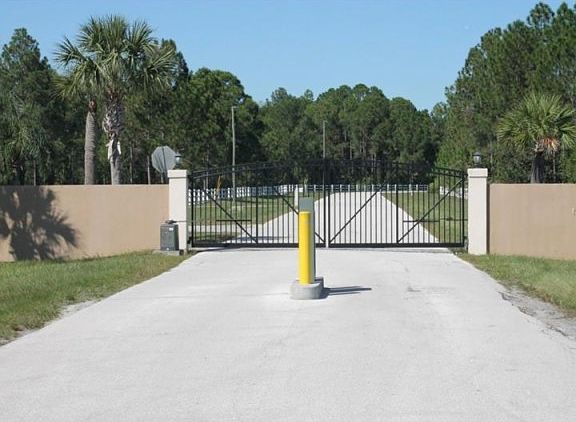 4th image of 1307 Hidden Palms Dr