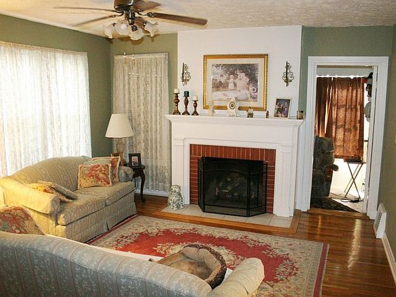 3rd image of 963 S Saint James Blvd