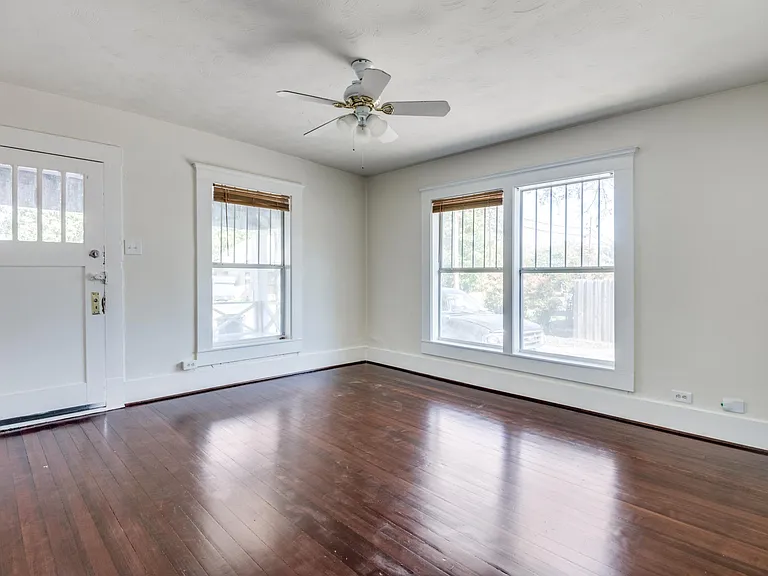 210 E Standifer St — Photo 14