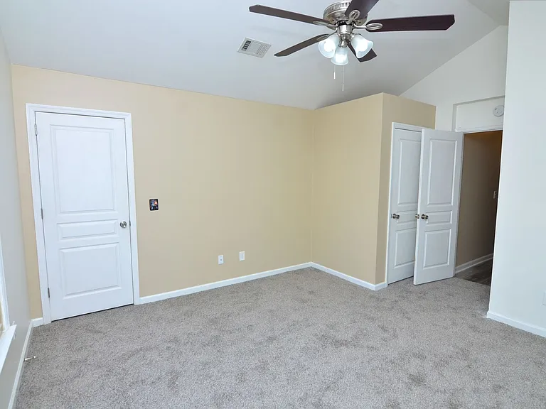 511 Prince Of Wales Ct — Photo 24