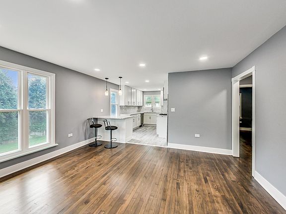 3rd image of 38146 N Lincoln Ave