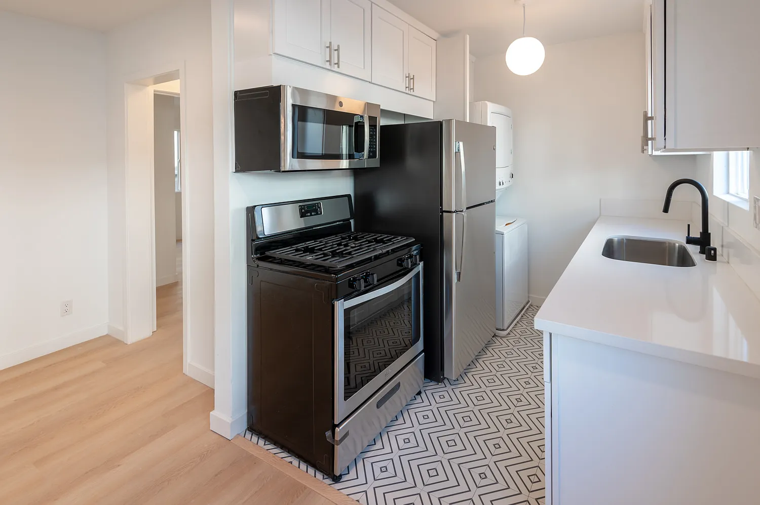 Newly Renovated 1BR/1BA in West Adams | In-Unit Washer/Dryer + Parking Available — Photo 2