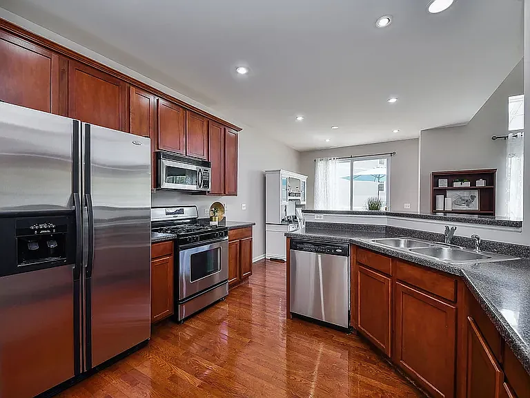 3 bed, 3.5 bath, 2000 sqft, $2,800 — Photo 4