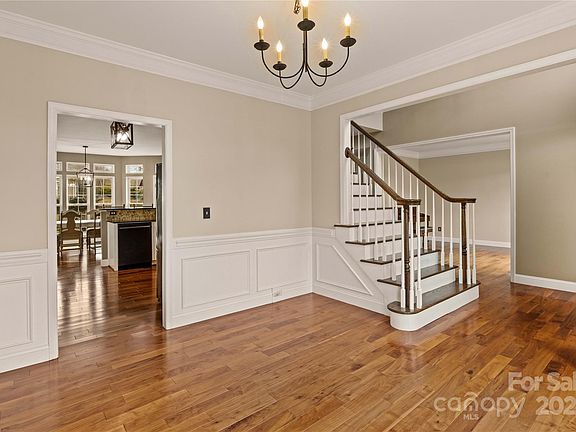 5th image of 306 Gaston Ct