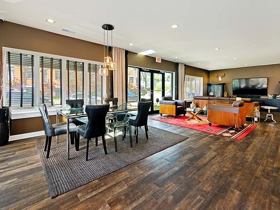3rd image of 1801 W Argyle St #1807-403