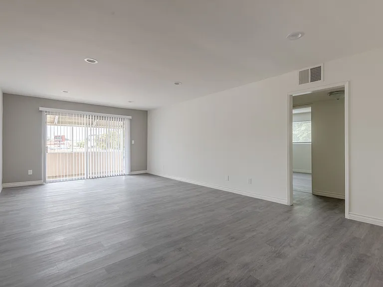 Fountainebleu Apartments — Photo 25