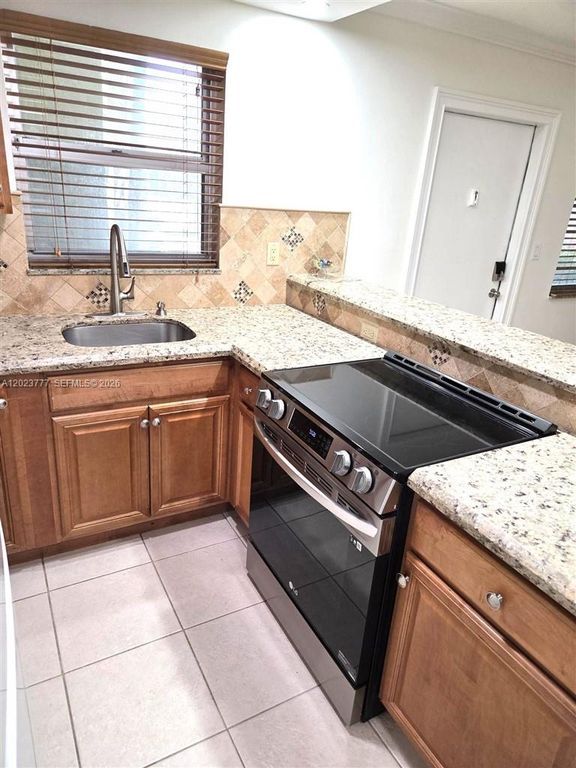 2400 NE 10th St APT 104, photo 8