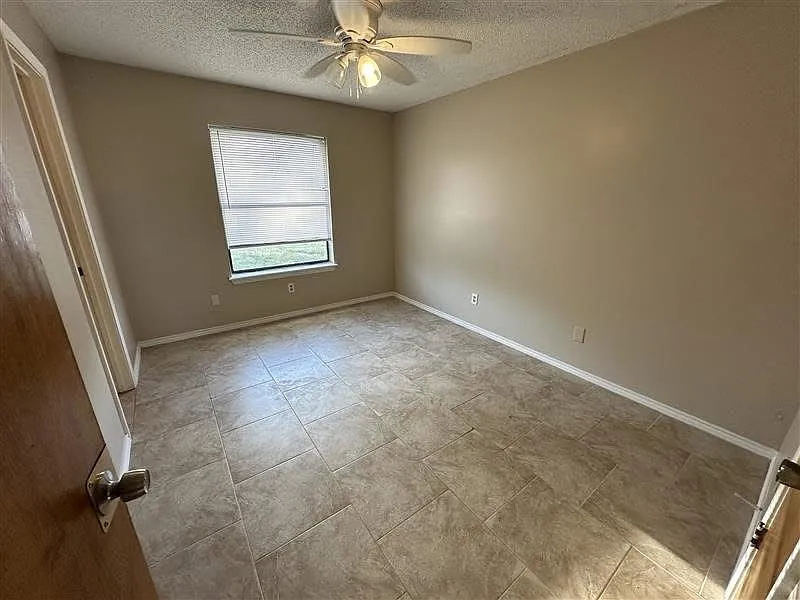 3 bed, 1222 sqft, $1,350 — Photo 4