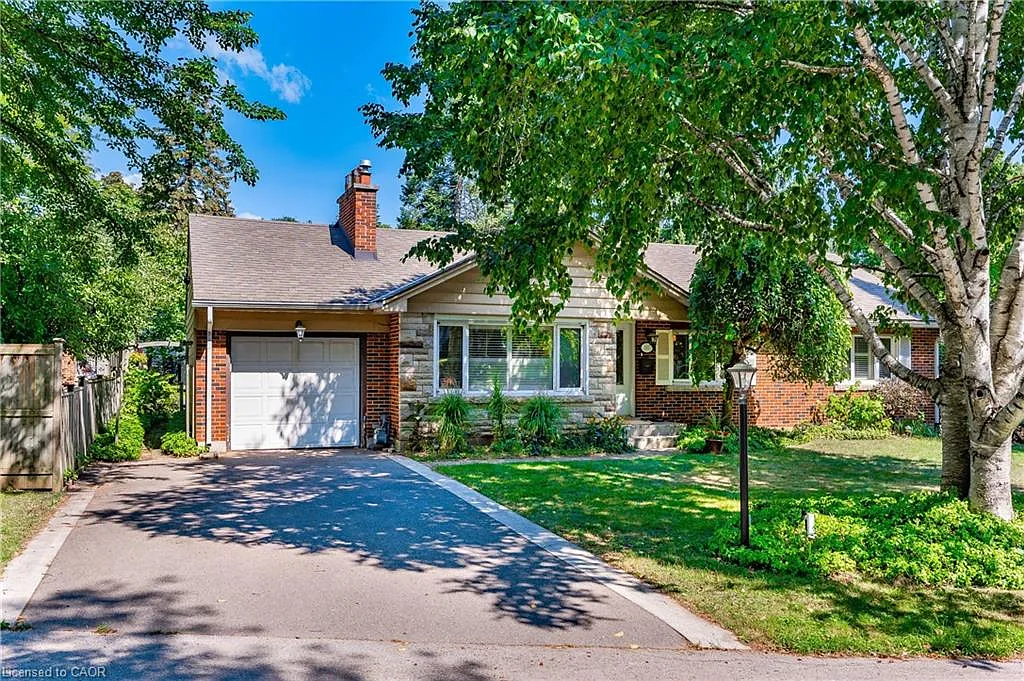 557 Stillwater Cres photo 1