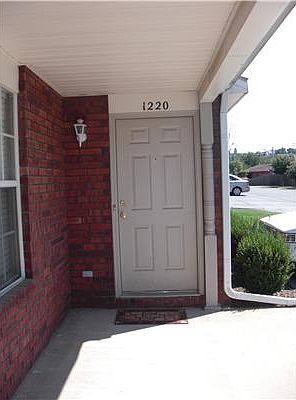 2nd image of 1220 N Iron Horse Dr