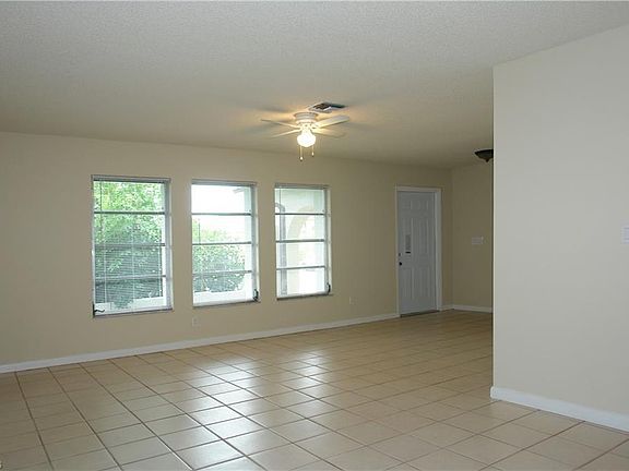 2nd image of 606 SE 20th Ct