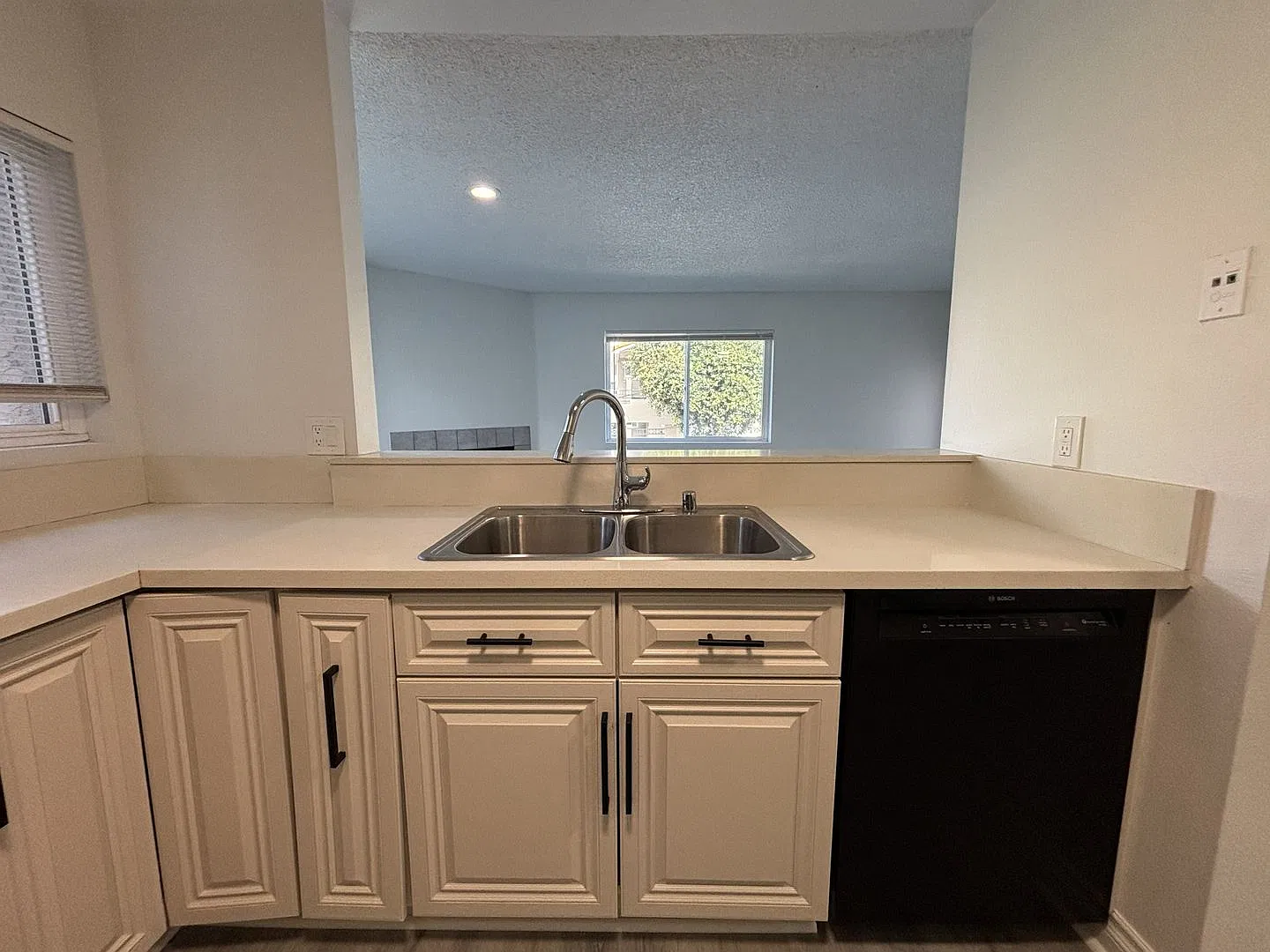 Must see bright and welcoming one bedroom one bathroom unit in La Jolla! — Photo 3