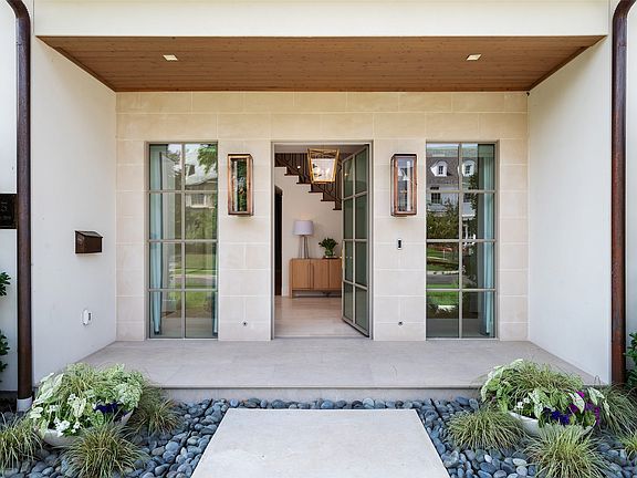 3rd image of 4505 S Versailles Ave