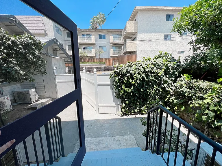 552 S Oakland Ave — Photo 12