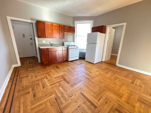 652 Soundview Avenue image 2 of 8