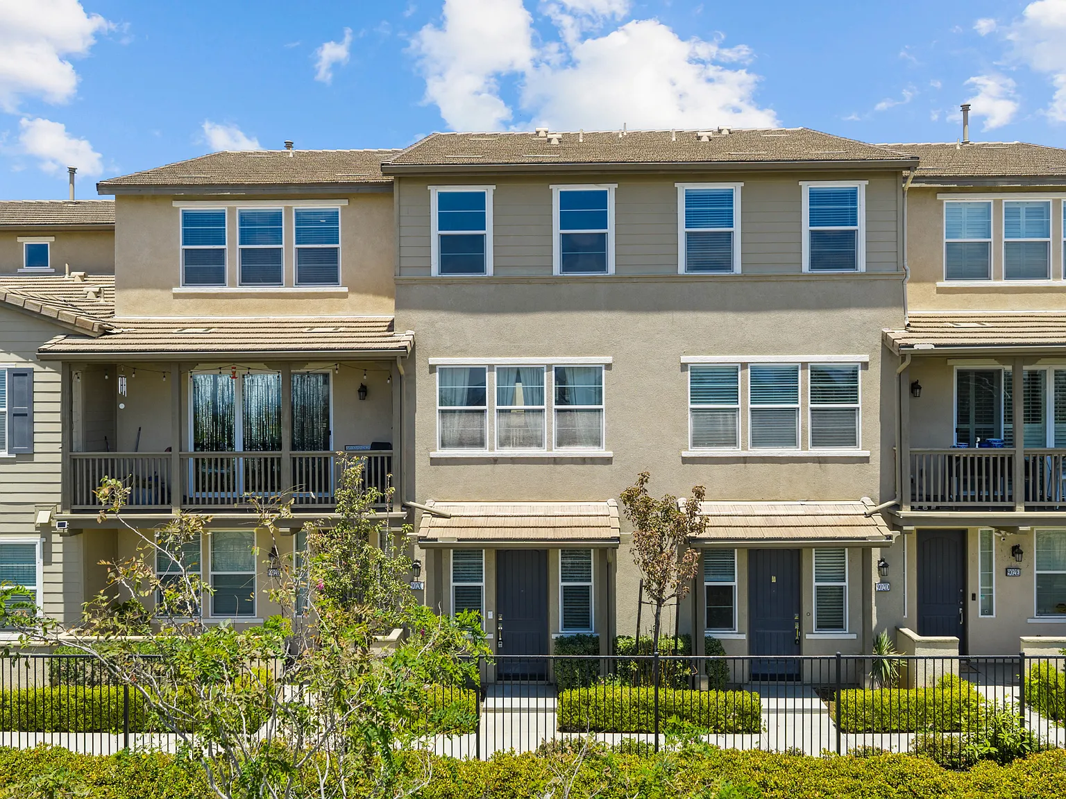 2 bed, 2.5 bath, 1447 sqft, $3,200 — Photo 1