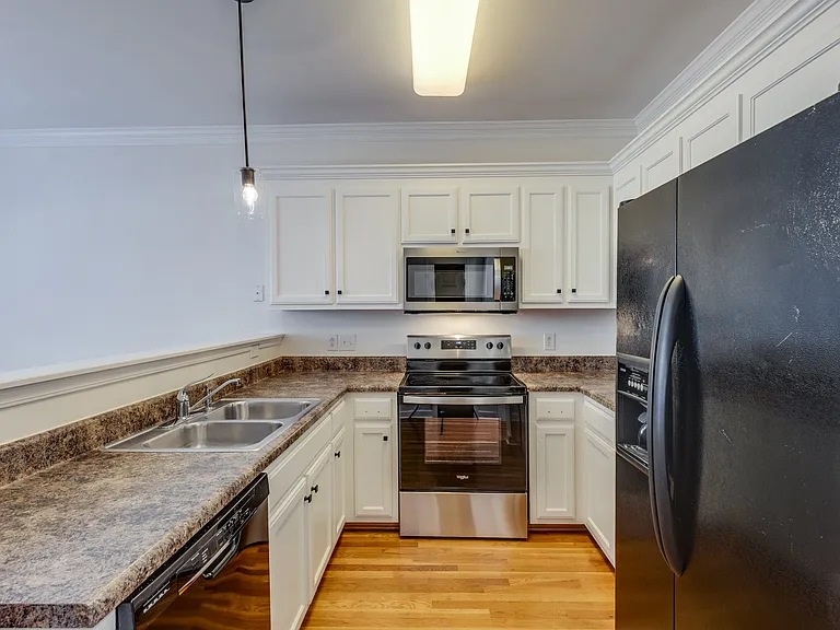 1002 McKenna Dr — Photo 5