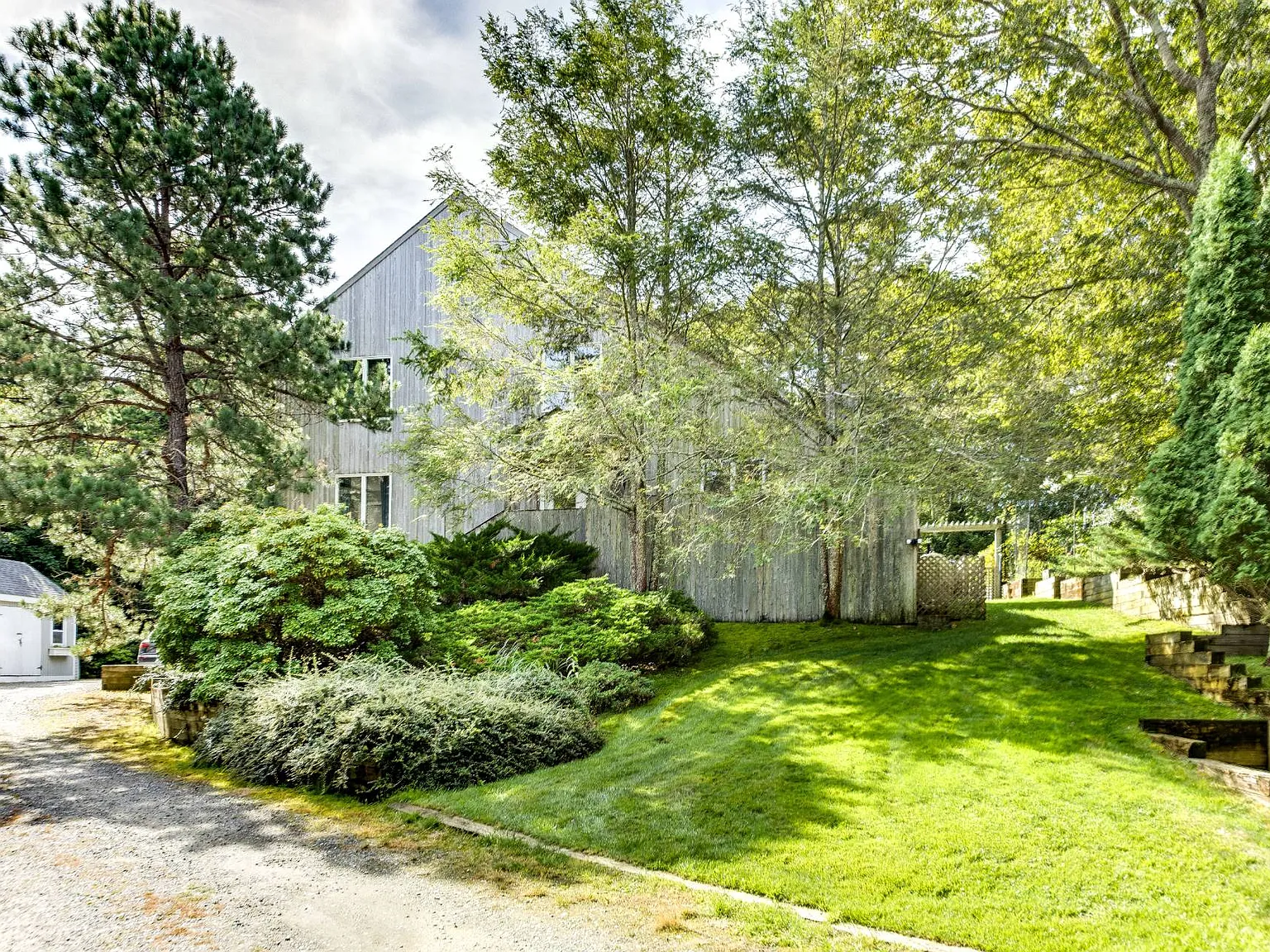 Bright & Spacious Water Mill Oasis With Pool — Photo 3