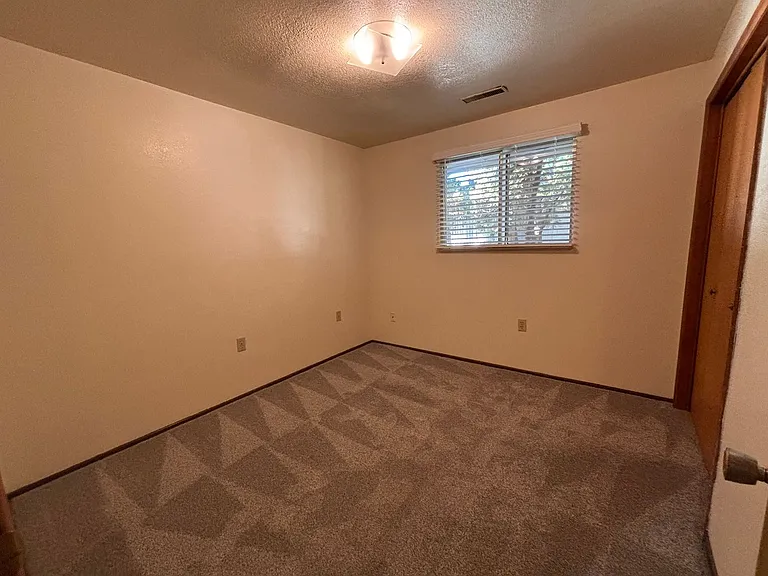 595 NW Oak Ave — Photo 16