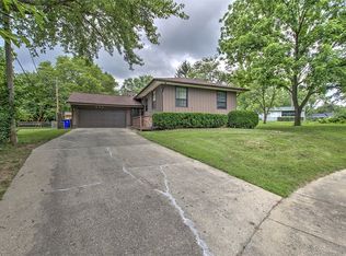 930 Bonhomme Ct, Decatur, IL 62526
