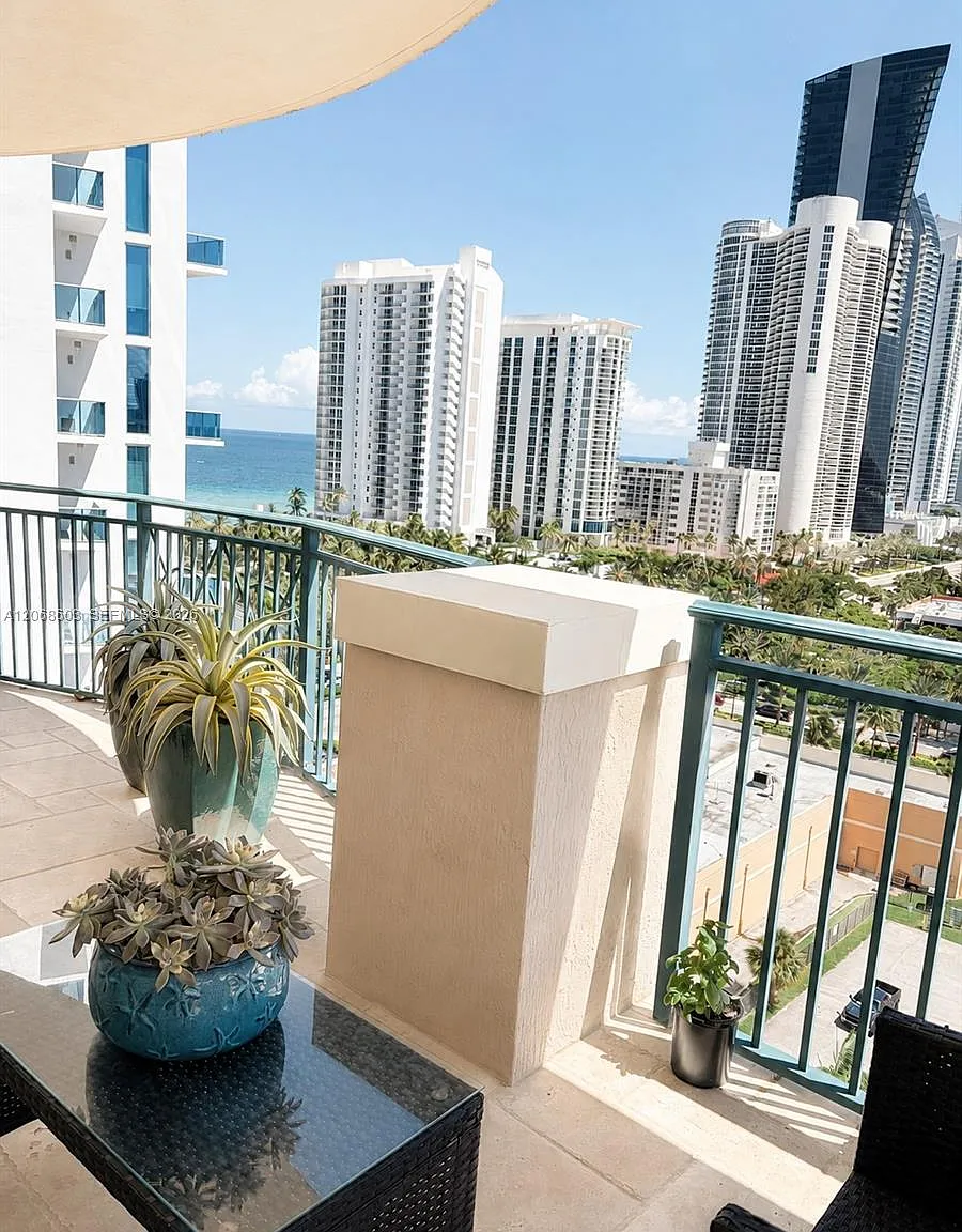King David Of Sunny Isles — Photo 1