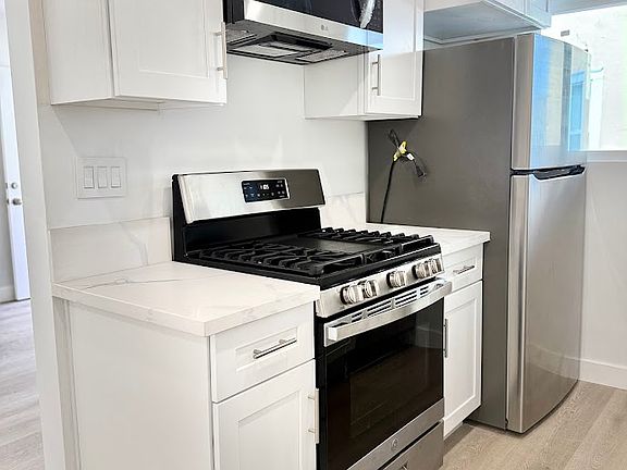 2nd image of 934 S Saint Andrews Pl #2