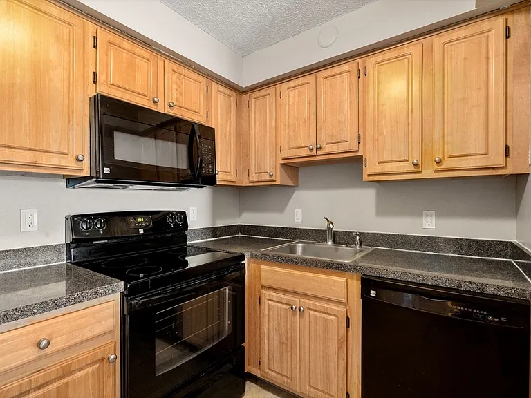 1025 Hancock St #7 — Photo 2