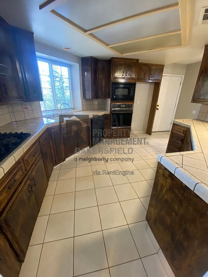 3 bed, 2.0 bath, 2021 sqft, $2,375 — Photo 4