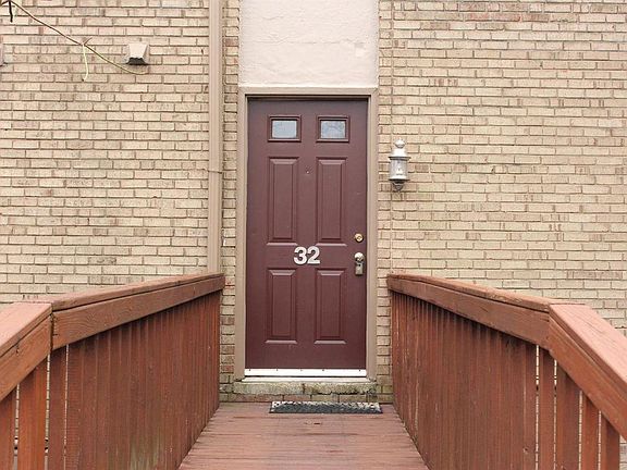 2nd image of 2500 Warsaw Ave Unit 32