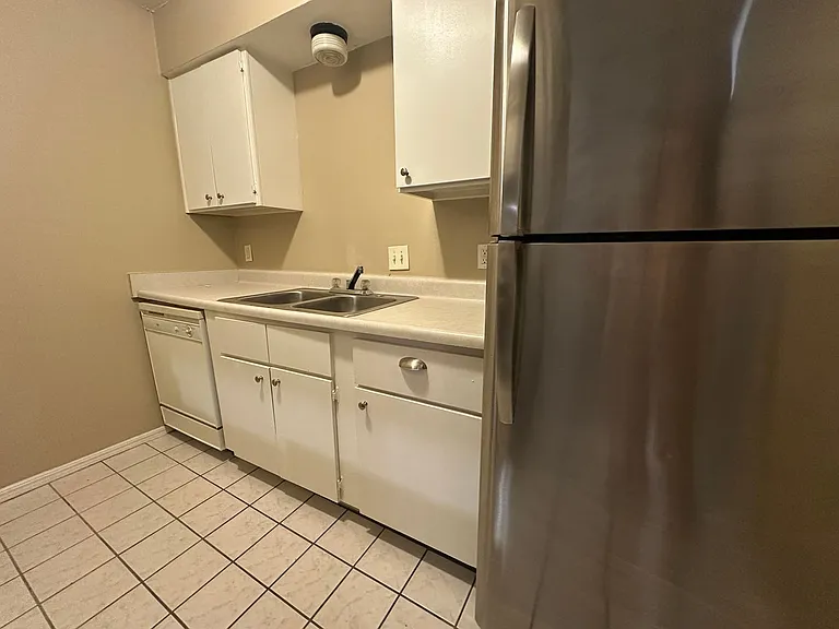 6032 Nw Expy #D — Photo 10