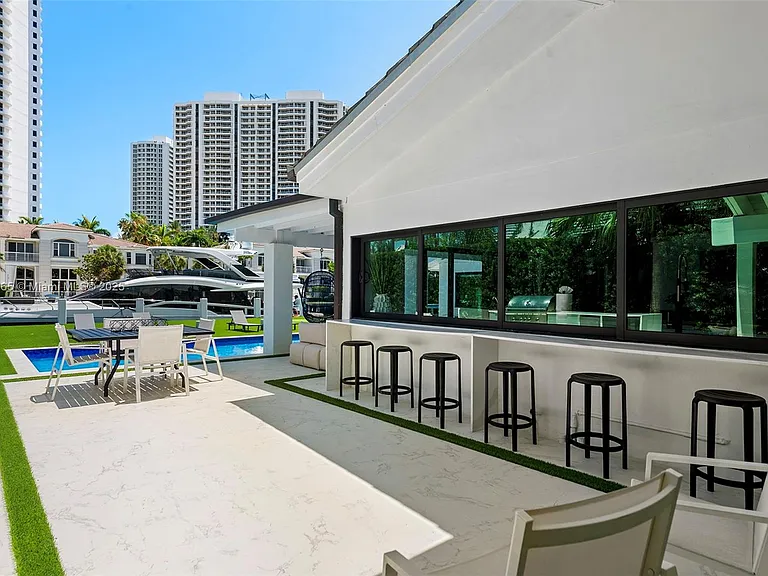 207 Holiday Dr — Photo 18