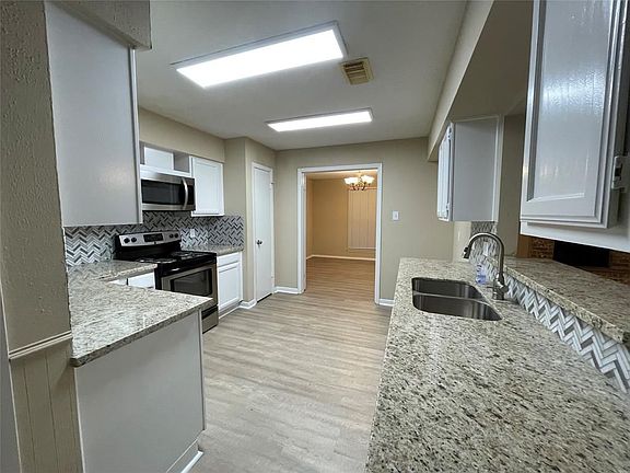 5th image of 1103 W Castlewood Ave