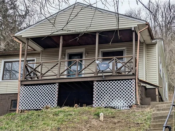 30 Oak St, Bridgeport, OH 43912