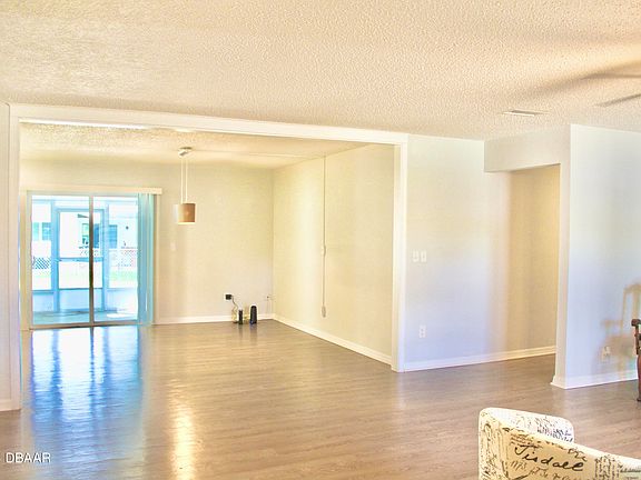 5th image of 72 Broadmoor Cir
