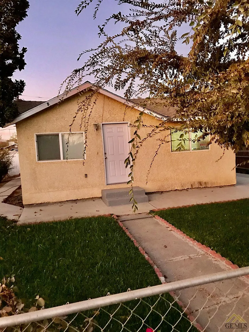 936 E Davis St photo 1