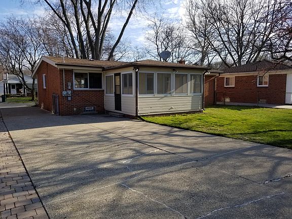Backyard with 3-Season Room