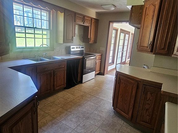 5th image of 1075 Ghent Rd