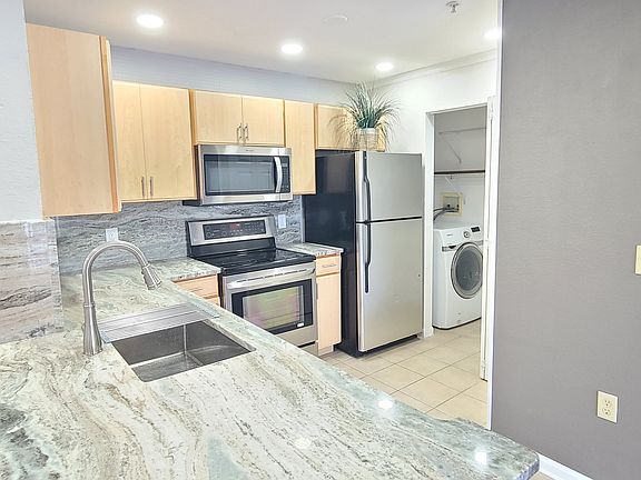 5th image of 940 Village Trl Unit 4206
