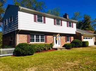 25 Camelot Dr, Huntington, WV 25701