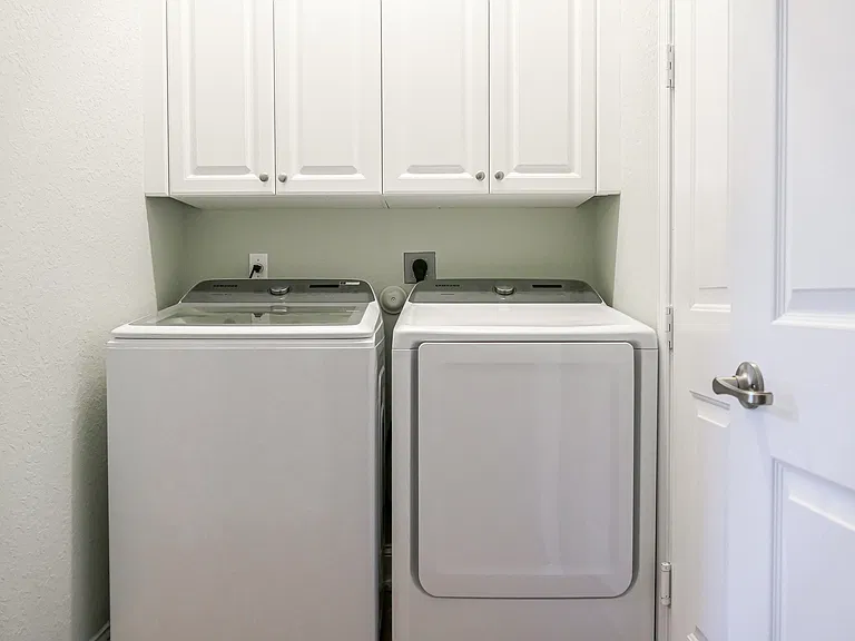 Full size, side-by-side WD.
 Laundry and cabinets